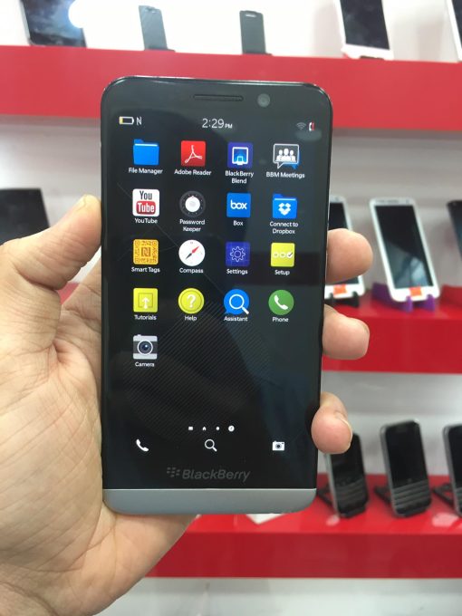 Blackberry Z30 – 2GB – 16GB – Whatsapp supported – 5.0 Inch Super Amoled – 8MP Camera – PTA approved